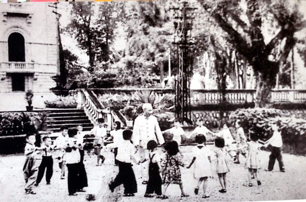 anh 6  cac chau thieu nhi hcuc tet Bh nam 1955