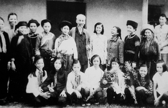 anh 8 BH voi dai bieu thieu nhi Lao Cai nam 1958
