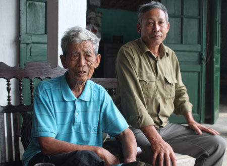 ng Hoang T² va con trai c ng la m t ng² i lfnh.