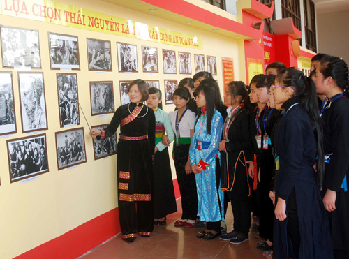 H c sinh tr² ng Ph  thng Vng cao Vi t B c thpm quan tri n l m K  ni m 50 npm ngay Bßc H  v  thpm Thßi NguyOn