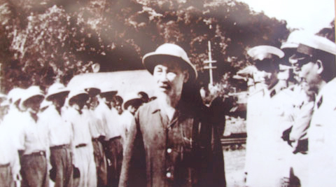 Bác Hồ trong một chuyến đến thăm cán bộ chiến sĩ Hải quân nhân dân Việt Nam trên đảo Vạn Hoa - 1962