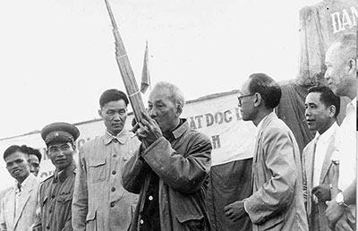 7 anh nhung cau chuyenj cam dong ve bac ho   a1