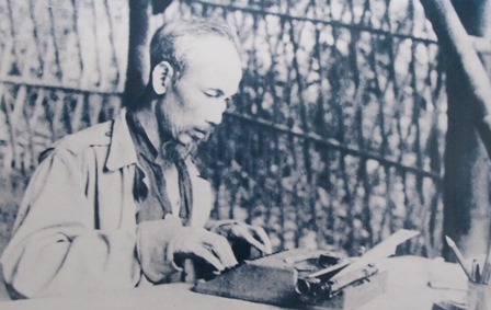 di-chuc-qua-loi-thu-ky-1