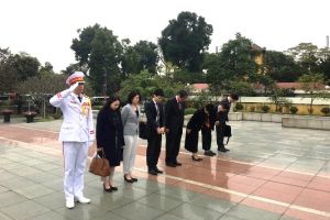 Thứ trưởng Ngoại giao Nhật Bản ABE Toshiko dâng hoa tưởng niệm tại Đài tưởng niệm các Anh hùng liệt sỹ