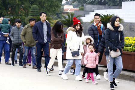 Câu hỏi: Khách vào Lăng viếng Bác và tham quan khu vực có phải mua vé không? Đăng ký tham quan tại đâu?