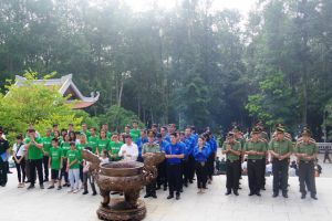 Tuổi trẻ Văn phòng Trung ương Đảng và Cục An ninh Chính trị nội bộ dâng hương tưởng niệm Bác, trồng cây tại Khu Di tích K9