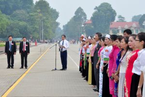 Đoàn đại biểu dự Đại hội đại biểu các dân tộc thiểu số thành phố Hà Nội lần thứ III báo công dâng Bác