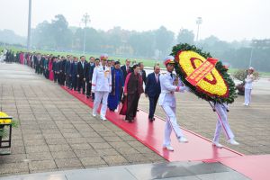 Đoàn đại biểu dự kỳ họp thứ 8, Quốc hội khóa XIV dâng hoa và vào Lăng viếng Chủ tịch Hồ Chí Minh