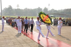 Đoàn đại biểu người có công với cách mạng tỉnh Trà Vinh vào Lăng viếng Chủ tịch Hồ Chí Minh