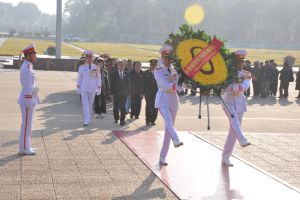Cựu giáo viên, học sinh miền Nam trên đất Bắc vào Lăng viếng Bác   