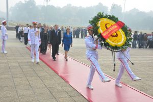 Đoàn đại biểu cán bộ, giáo viên và học sinh có thành tích cao thuộc Đại sứ quán Liên bang Nga tại Việt Nam dâng hoa và vào Lăng viếng Chủ tịch Hồ Chí Minh