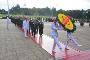 Đoàn đại biểu dự Đại hội thi đua yêu nước Hội Cựu chiến binh Việt Nam vào Lăng viếng Bác và tưởng niệm các Anh hùng liệt sỹ