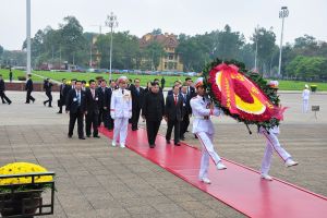 Chủ tịch Đảng Lao động Triều Tiên, Chủ tịch Ủy ban Quốc vụ nước CHDCND Triều Tiên Kim Châng Ưn cùng Đoàn đại biểu cấp cao dâng hoa tưởng niệm các Anh hùng liệt sỹ và vào Lăng viếng Chủ tịch Hồ Chí Minh