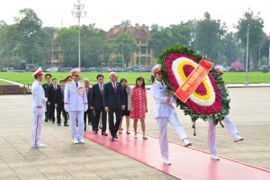 Bộ trưởng Bộ Quốc phòng Phi-lip-pin cùng đoàn đại biểu cấp cao dâng hoa tưởng niệm Chủ tịch Hồ Chí Minh và các Anh hùng liệt sỹ