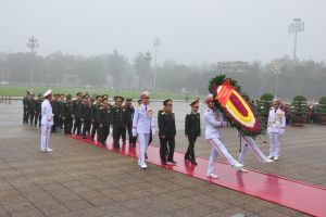Đoàn đại biểu chính trị cấp cao QĐND Lào dâng hoa, vào Lăng viếng Chủ tịch Hồ Chí Minh và dâng hoa tưởng niệm các Anh hùng liệt sỹ