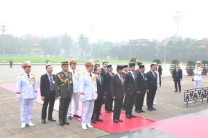 Quốc vương Bru-nây cùng Đoàn đại biểu cấp cao dâng hoa, vào Lăng viếng Chủ tịch Hồ Chí Minh và tưởng niệm các Anh hùng liệt sỹ