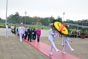 Đoàn đại biểu Người có công với cách mạng tỉnh Khánh Hòa dâng hoa và vào Lăng viếng Chủ tịch Hồ Chí Minh