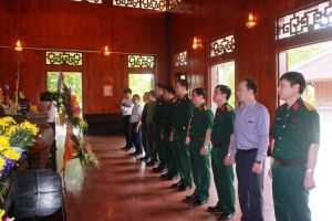 Đoàn cán bộ Ban Quản lý Lăng dâng hương tưởng niệm Chủ tịch Hồ Chí Minh tại Khu Di tích Kim Liên
