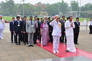 Phó Tổng thống nước Cộng hòa Ấn Độ  Venkaiah Naidu dâng hoa tưởng niệm các Anh hùng liệt sỹ và vào Lăng viếng Chủ tịch Hồ Chí Minh