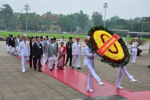 Thủ tướng nước Cộng hòa Dân chủ Liên bang Nê-pan và Phu nhân  cùng Đoàn đại biểu cấp cao dâng hoa, vào Lăng viếng Chủ tịch Hồ Chí Minh và tưởng niệm các Anh hùng liệt sỹ
