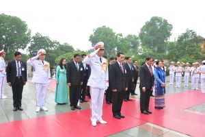 Tổng thống nước Cộng hòa Liên bang Mi-an-ma và Phu nhân dâng hoa vào Lăng viếng Chủ tịch Hồ Chí Minh và tưởng niệm các anh hùng liệt sỹ