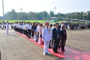 Đoàn đại biểu học sinh giỏi Thủ đô báo công dâng Bác