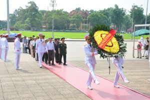 Câu lạc bộ truyền thống kháng chiến Khối vũ trang - biệt động Quân khu Sài Gòn - Gia Định vào Lăng viếng Chủ tịch Hồ Chí Minh
