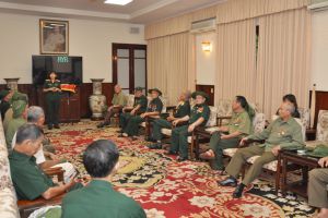 Đoàn đại biểu Người có công tỉnh Nghệ An  dâng hoa và vào Lăng viếng Bác