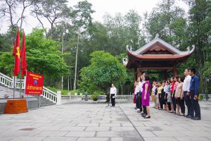 Trường Đại học Kinh tế - Đại học Quốc gia Hà Nội kết nạp  đảng viên mới tại Khu Di tích K9