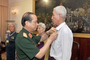 Đoàn đại biểu Người có công với cách mạng tỉnh Vĩnh Long dâng hoa và vào Lăng viếng Chủ tịch Hồ Chí Minh