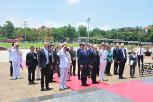 Thủ tướng Italia Giuseppe Conte dâng hoa và vào Lăng  viếng Chủ tịch Hồ Chí Minh
