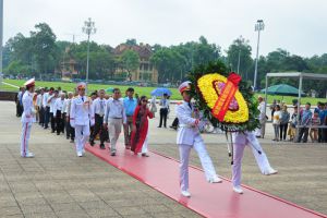 Đoàn đại biểu Người có công với cách mạng thành phố Cần Thơ dâng hoa và vào Lăng viếng Chủ tịch Hồ Chí Minh