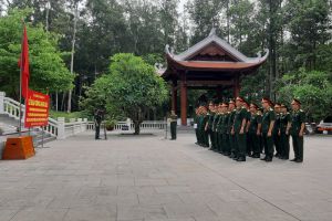 Đảng ủy Cục Chính trị Quân khu 3 báo công dâng Bác tại Khu Di tích K9