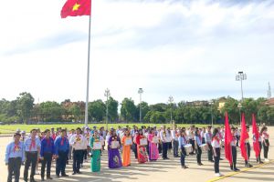 Đoàn đại biểu cháu ngoan Bác Hồ tỉnh Khánh Hòa báo công dâng Bác