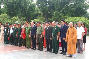Ban Tổ chức chương trình “Khúc Quân hành” tưởng niệm các Anh hùng liệt sỹ