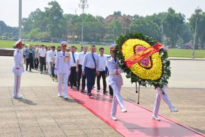 Đoàn đại biểu Diễn đàn Thanh niên Việt -  Nga năm 2019  vào Lăng viếng Chủ tịch Hồ Chí Minh