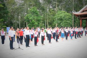 Đoàn học sinh nghèo vượt khó tỉnh Quảng Nam báo công dâng Bác tại Khu Di tích K9