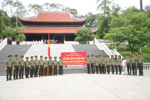 Cục Kỹ thuật nghiệp vụ - Bộ Công an báo công dâng Bác  và trồng cây tại Khu Di tích K9