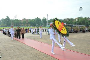 Đoàn Nghi lễ Quân đội, Bộ Tổng Tham mưu dâng hoa tưởng niệm  và vào Lăng viếng Chủ tịch Hồ Chí Minh