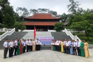 Đoàn đại biểu phường Lê Mao, thành phố Vinh, tỉnh Nghệ An báo công dâng Bác tại Khu Di tích K9