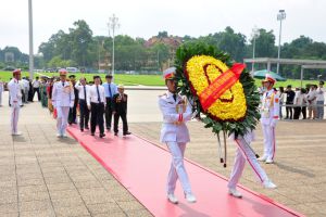 Đoàn đại biểu tỉnh Thanh Hóa báo công dâng Bác