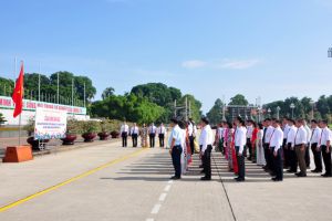 Đoàn đại biểu Đảng bộ Các cơ quan tỉnh Bắc Giang báo công dâng Bác