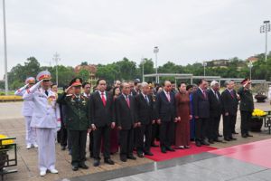 Đoàn đại biểu Lãnh đạo Đảng, Nhà nước, Chính phủ, Quốc hội, Ủy ban Trung ương Mặt trận Tổ quốc Việt Nam dâng hoa, vào Lăng viếng Chủ tịch Hồ Chí Minh và tưởng niệm các Anh hùng liệt sỹ