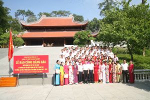 Đảng bộ Khối Doanh nghiệp huyện Ba Vì báo công dâng Bác tại Khu Di tích K9