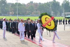 Đoàn đại biểu dự Đại hội Mặt trận Tổ quốc Việt Nam lần thứ IX  dâng hoa, vào Lăng viếng Chủ tịch Hồ Chí Minh và tưởng niệm các Anh hùng liệt sỹ