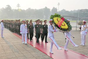 Đoàn đại biểu Bộ Tổng Tham mưu Quân đội nhân dân Việt Nam báo công dâng Bác