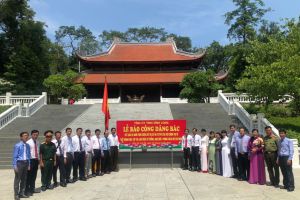Đoàn đại biểu cán bộ Tỉnh ủy tỉnh Vĩnh Long tổ chức Lễ báo công dâng Bác