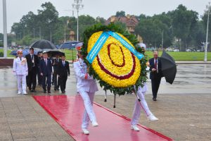 Đoàn đại biểu cấp cao Hạ viện nước Cộng hòa Ca-dắc-xtan dâng hoa tưởng niệm các Anh hùng liệt sỹ và vào Lăng viếng Chủ tịch Hồ Chí Minh