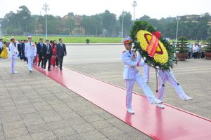 Đoàn đại biểu Nhà giáo tiêu biểu ngành Giáo dục năm 2019 báo công dâng Bác