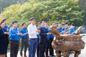 Trường Đại học Kinh tế quốc dân dâng hương tưởng niệm Chủ tịch Hồ Chí Minh và trồng cây lưu niệm tại Khu Di tích K9